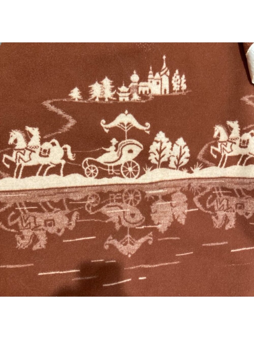 Pure New Wool Blanket With Carriage Scene Pattern And Satin Trim 88" X 67" - Picture 10 of 11